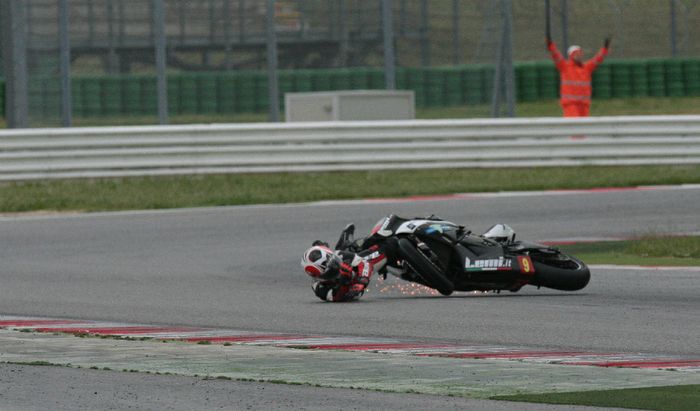 La caduta di Morenita Ferrari nel corso dell'ultima gara del 2012