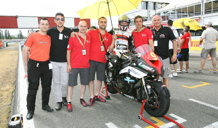 Morenita Ferrari con il suo team prima della partenza di una gara