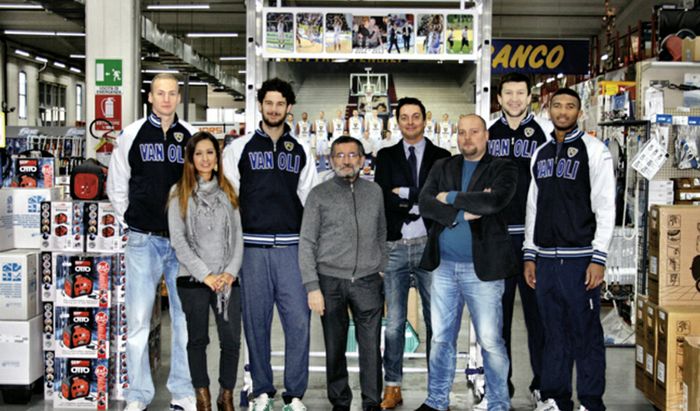 Aldo Vanoli assieme ad alcuni giocatori di basket