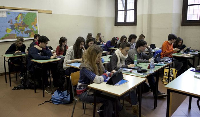 Alcuni studenti del Manin in classe con i tablet