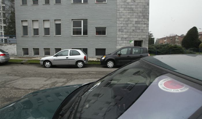 L'auto della Guardia di Finanza davanti alla sede della Direzione Ospedaliera