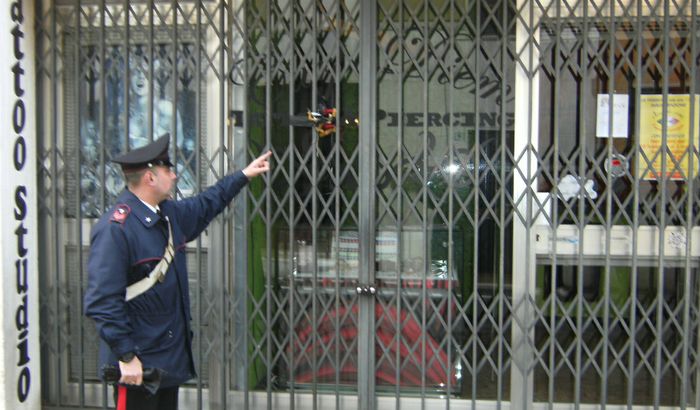 Un carabiniere indica i candelotti esplosivi a Casaletto Vaprio