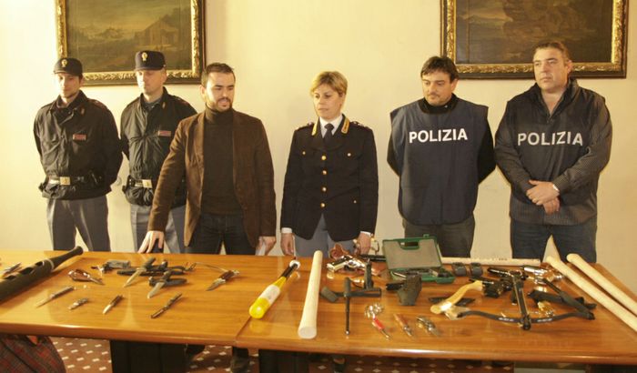 Un'immagine della conferenza stampa tenuta dalla Polizia dopo la rissa tra bande di bikers