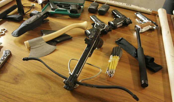 Parte dell'arsenale sequestrato dalla Polizia dopo la rissa tra bande di bikers