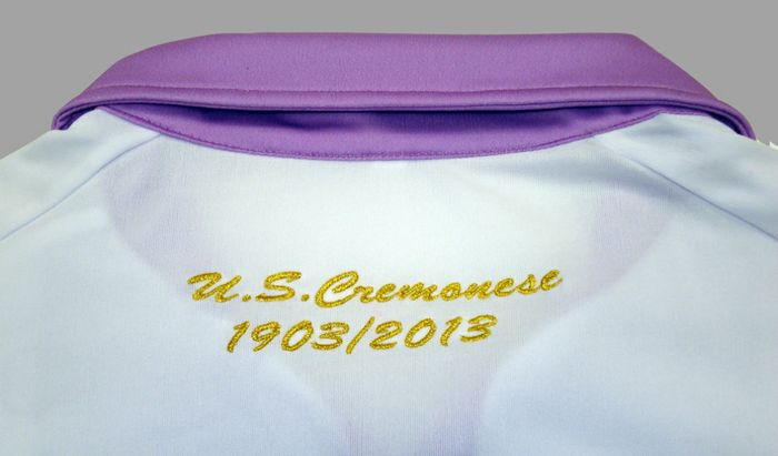Un particolare della maglia da collezione della Cremonesse per i 110 anni dalla fondazione