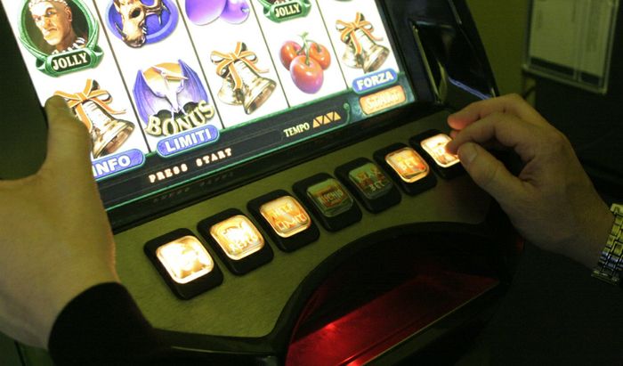 Un uomo gioca alla slot machine