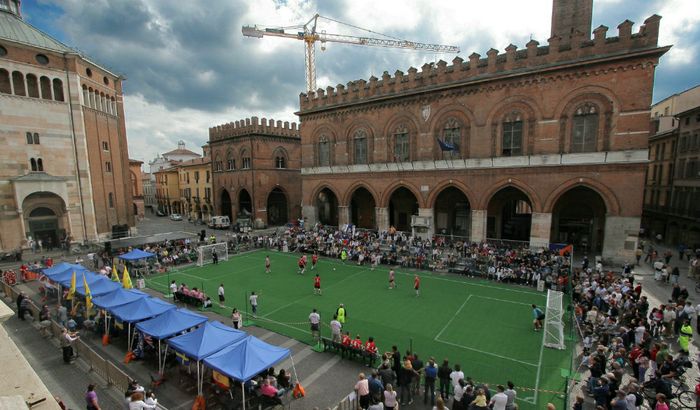 Un'immagine di gioco in piazza Duomo a Cremona