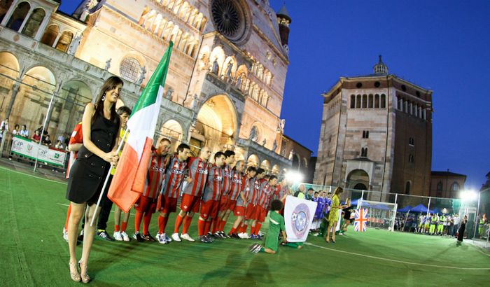 Il Pepo Team schierato in piazza Duomo a Cremona