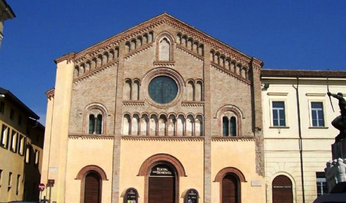 La facciata del San Domenico, sede dell'omonima fondazione e dell'Istituto Folcioni