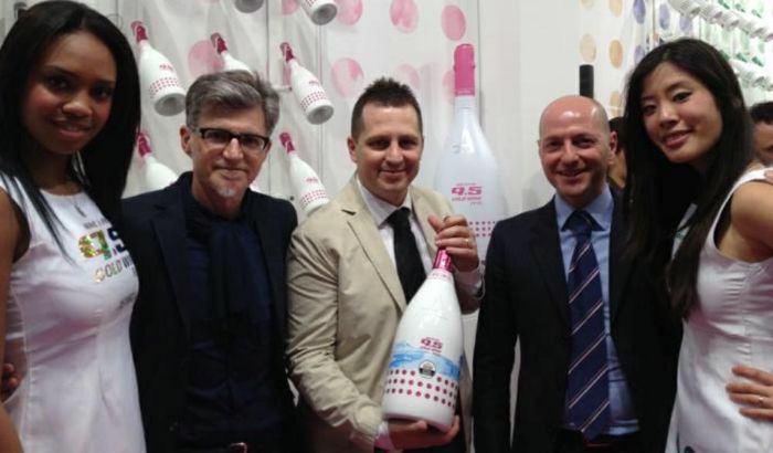 Massimo Ghezzi con il titolare dell'Astoria Paolo Polegato, l'agente di zona della stessa Dennis Barbieri e le Ragazze Astoria