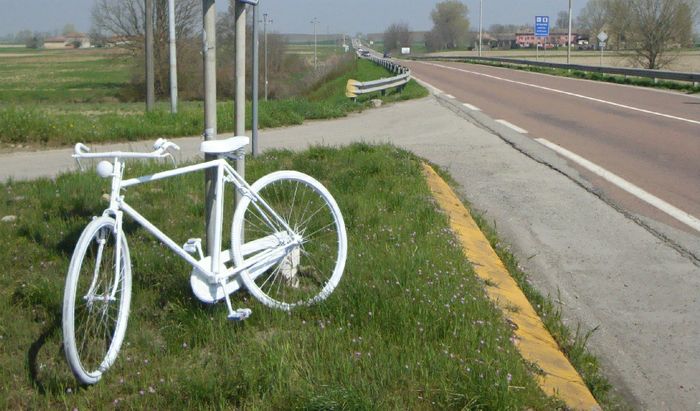 La ghost bike deposta per Luigi Aimi