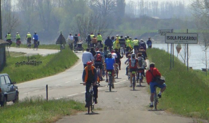 I ciclisti verso Isola Pescaroli