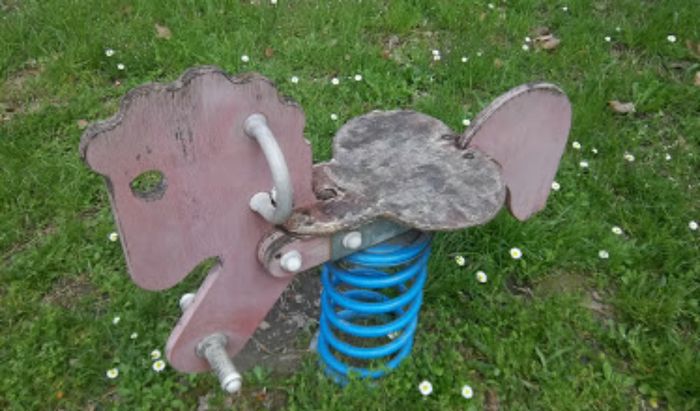 Un gioco nel parco di viale Italia
