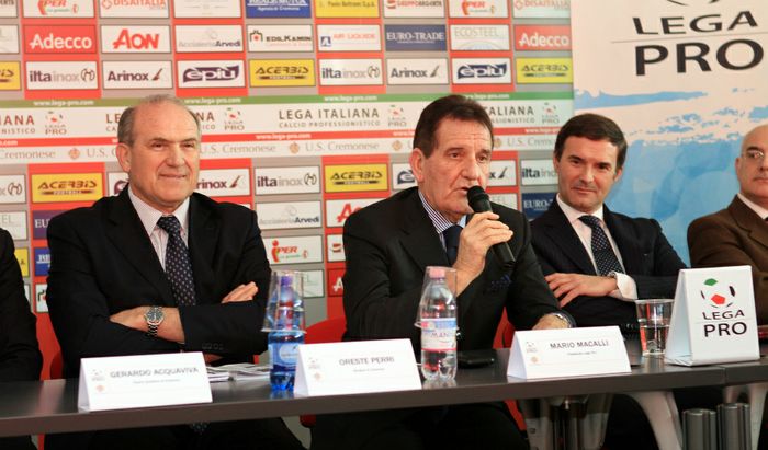 Il presidente della Lega Pro Mario Macalli tra il sindaco Oreste Perri e il presidente grigiorosso Maurizio Calcinoni 