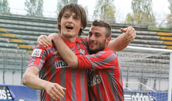 Djuric festeggiato dopo il gol da Sales