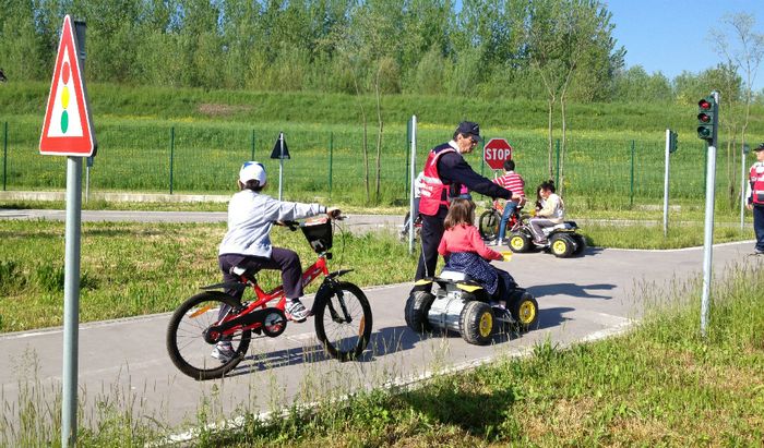 Un'immagine della lezione stradale ai bambini