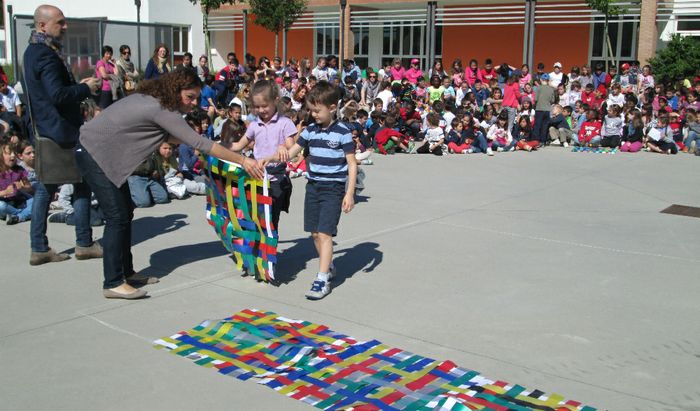 Il tappeto che rappresenta la convivenza tra i bimbi di diversa provenienza