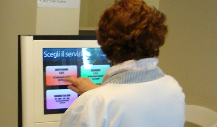 Una signora prova la nuova macchina elimina-code