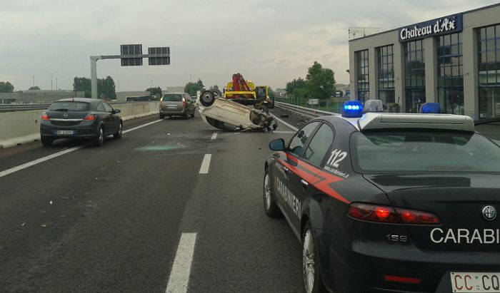 Carabinieri sul luogo dell'incidente