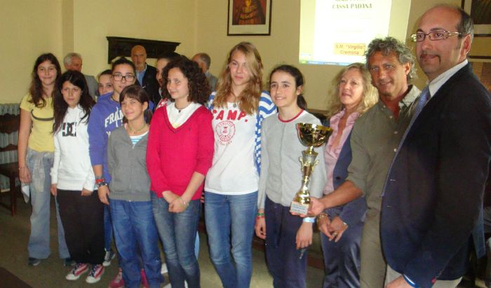 I rappresentanti della scuola media Virgilio ritirano il Gran Premio Cassa Padana