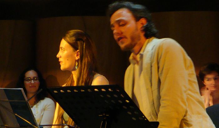 Maximiliano Baños, al canto, e Luciana Elizondo