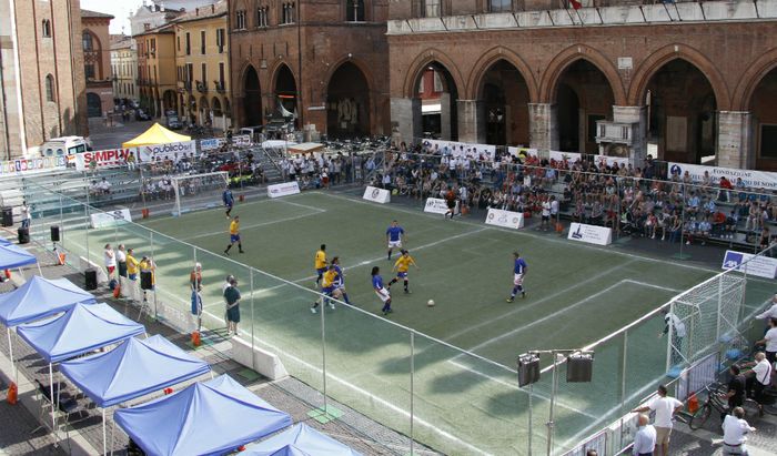 Una fase di gioco in piazza Duomo