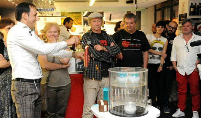 Marco Pistone prepara il cocktail Barbablu dedicato all'artista Arrigo Barbaglio