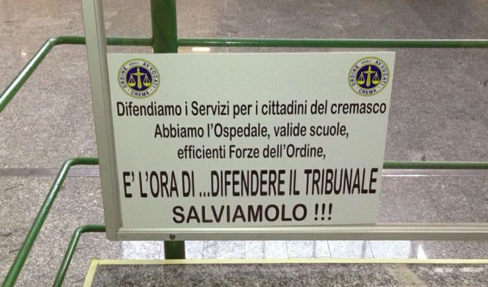 Cartelli di protesta contro la fusione