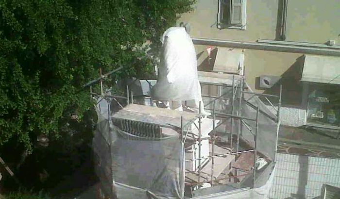 Piazza Aldo Moro, la statua di Vittorio Emanuele II coperta in attesa dell'inaugurazione