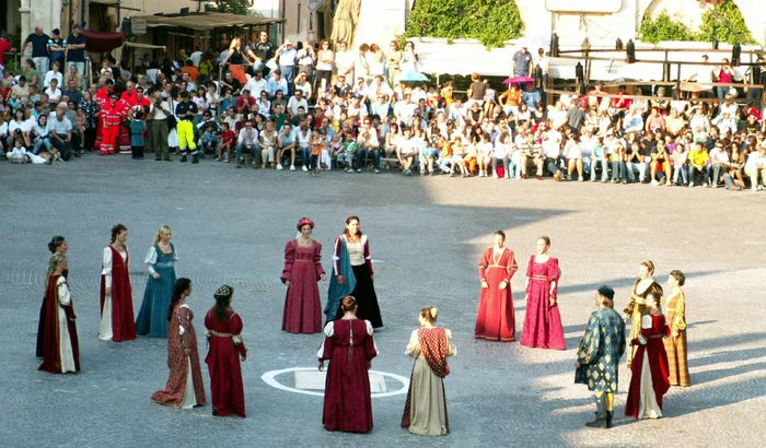 Alcune immagini di repertorio del Palio di Isola Dovarese