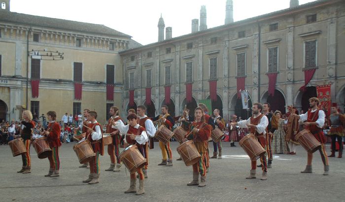 Alcune immagini di repertorio del Palio di Isola Dovarese