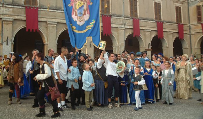 Alcune immagini di repertorio del Palio di Isola Dovarese