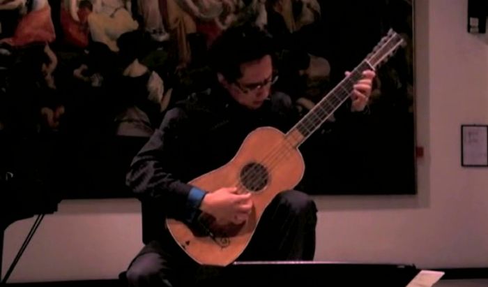 Krishnasol Jimenez suona la chitarra Stradivari Sabionari
