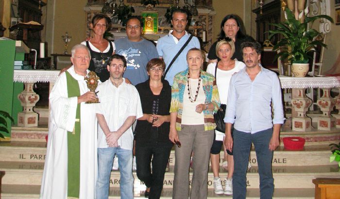 Don Bettoni con la reliquia e alcuni fedeli