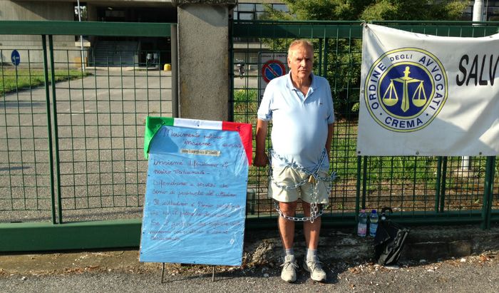 Cesare Forti incatenato fuori dal tribunale
