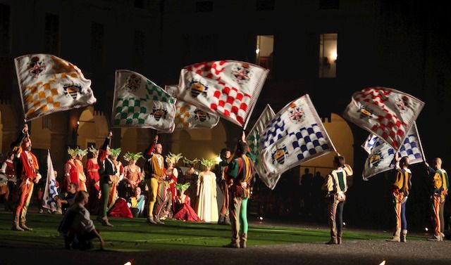 Sbandieratori e ballerine

Isola Dovarese Palio