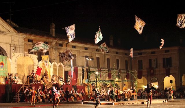 Bandiere (di scorta)

Isola Dovarese Palio