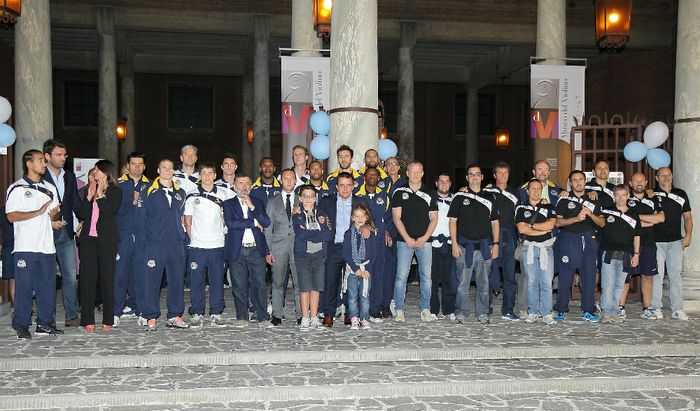Una foto di gruppo in piazza Marconi