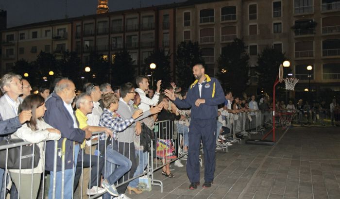 Un momento della presentazione in piazza Marconi