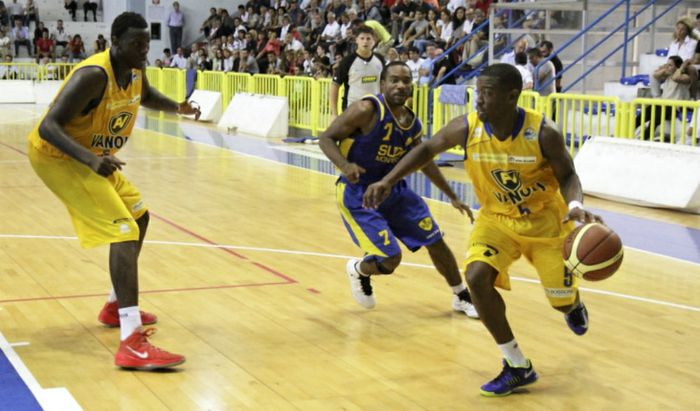 Vanoli - Brian Chase in palleggio sotto gli occhi di Curtis Kelly