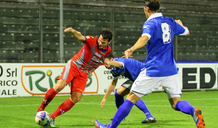 Brighenti tenta il dribbling