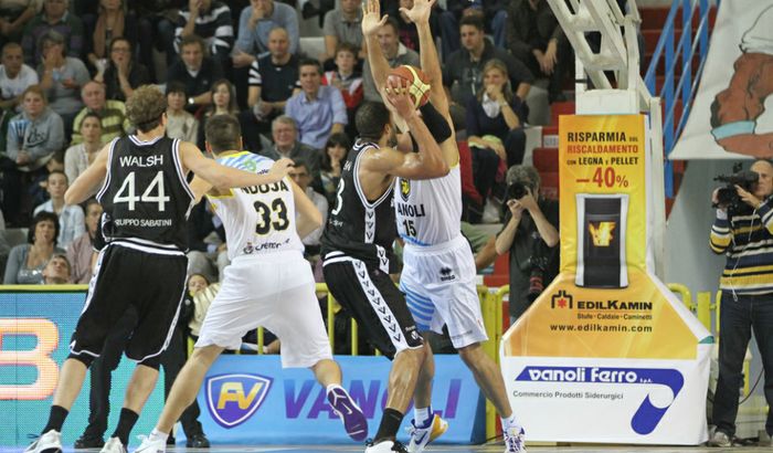 La Virtus in attacco al PalaRadi