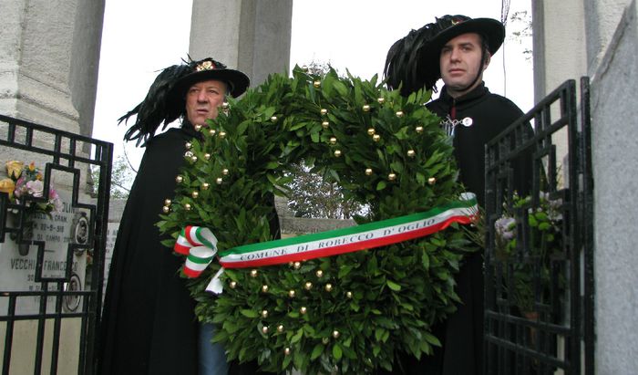 Cimitero, monumento ai caduti 1^ guerra mondiale. Deposizione corona di alloro