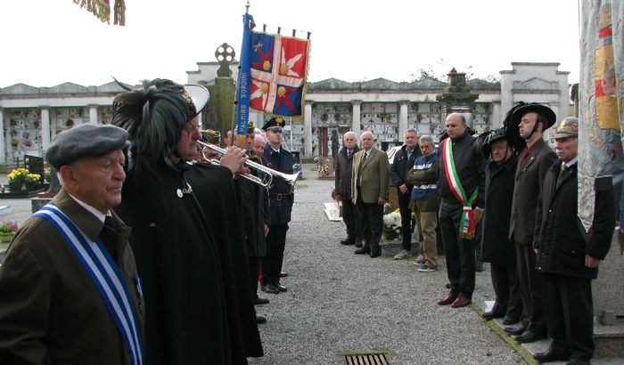 Allineati al cimitero. La tromba suona il Silenzio
