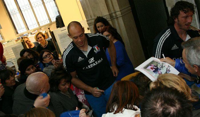 Sergio Parisse e Mauro Bergamasco intenti a firmare autografi