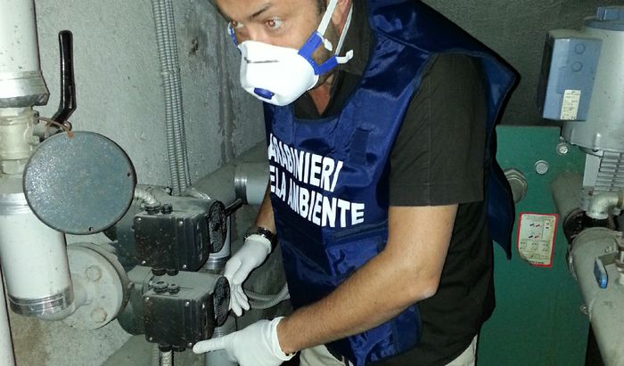 Un carabiniere del Noe esamina la situazione