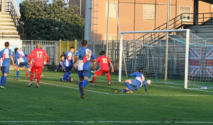 Il pallone calciato da Brighenti si insacca per l'1-1