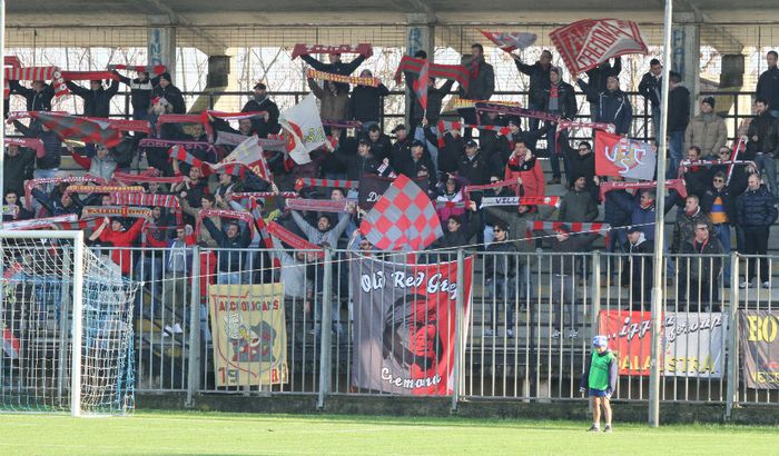 I sostenitori grigiorossi al Fortunati di Pavia
