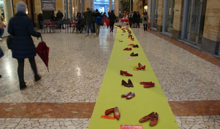 Decine di scarpe ross in Galleria XXV Aprile