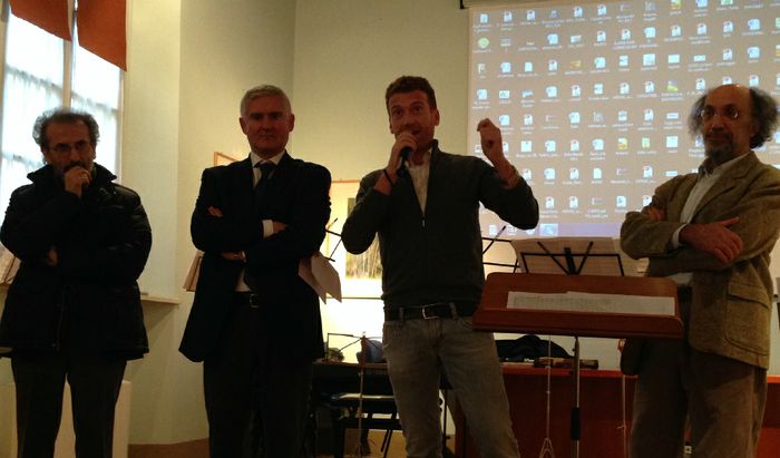 Un altro momento della presentazione - parla Damiano Chirini, a destra Mauro Ferrari a sinistra il sindaco Claudio Silla e il conservatore del Museo Diotti Valter Rosa